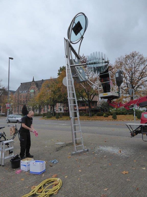 Reinigung der Kunstuhr "Zeit und Energie" in Oldenburg
